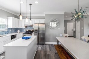 ثلاجة، ميكروويف، فرن، غسالة أطباق