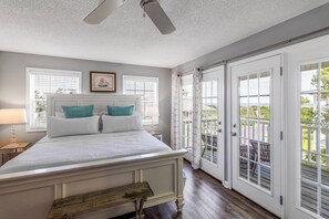 4 bedrooms, WiFi, bed sheets - North Tybee house near lighthouse with ocean views and media room (Tybee Island)