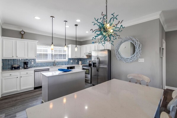 Fridge, microwave, oven, dishwasher - North Tybee house near lighthouse with ocean views and media room (Tybee Island)