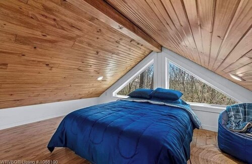 Cozy dual-cabin experience on Washburn Mountain in peaceful Greenwood, Arkansas.