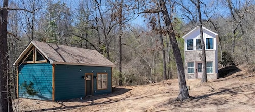 Cozy dual-cabin experience on Washburn Mountain in peaceful Greenwood, Arkansas.