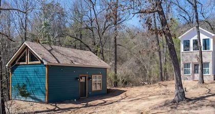 Cozy dual-cabin experience on Washburn Mountain in peaceful Greenwood, Arkansas.
