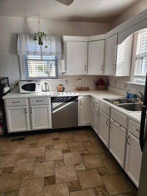 冷蔵庫、電子レンジ、オーブン、コンロ