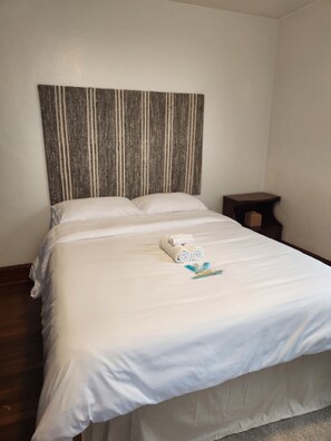 2 عدّة غرف نوم ومكواة/لوح كي وواي فاي وملاءات أسرّة