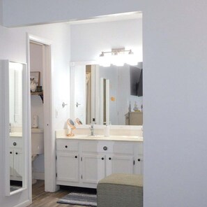 Dusj, hårføner, håndklær og såpe