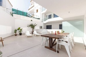 Outdoor dining - New 2bedroom Apartment w/ Terrace & Infinity Pool (Olhos de Água)