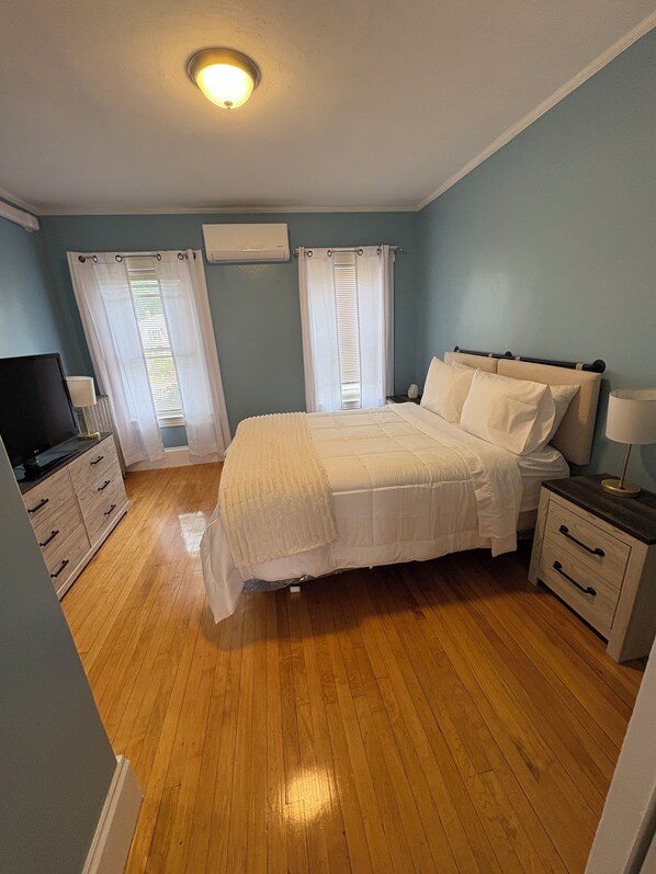 3 bedrooms, iron/ironing board, WiFi, bed sheets - Cozy & Spotless Home Away from Home (Lowell)