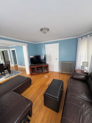 TV - Cozy & Spotless Home Away from Home (Lowell)