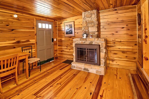Interior - Charming cabin in scenic Statts Mills (Statts Mills)