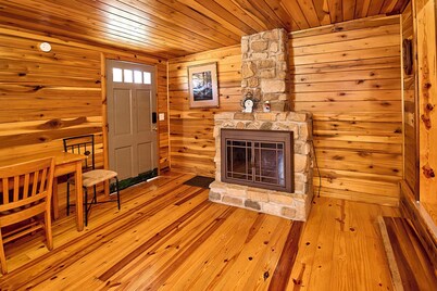 Charming cabin in scenic Statts Mills