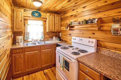 Charming cabin in scenic Statts Mills
