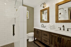 Een douche, een haardroger, handdoeken