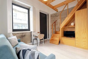 Smart TV - Courtyard T1 Apartments with BBQ by HostWise (Porto)