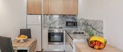 Kühlschrank, Mikrowelle, Ofen, Herdplatte