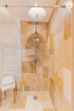 Douche, serviettes fournies