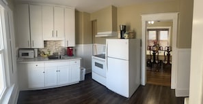 Family House, Non Smoking, City View | Private kitchen | Electric kettle, toaster - Exceptionally Close to the Falls (Niagara Falls)
