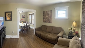 Living area - Exceptionally Close to the Falls (Niagara Falls)