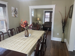 Familienhaus, Nichtraucher, Stadtblick | Essbereich im Zimmer