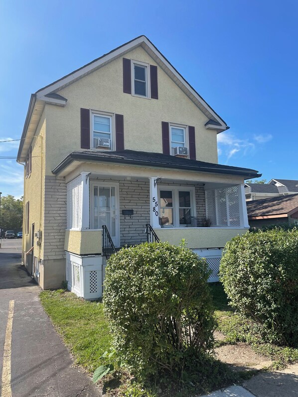 Front of property - Exceptionally Close to the Falls (Niagara Falls)