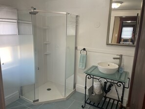 Family House, Non Smoking, City View | Bathroom | Free toiletries, hair dryer, towels, soap - Exceptionally Close to the Falls (Niagara Falls)