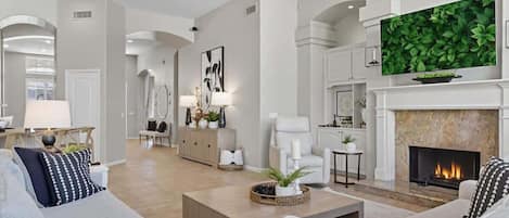 Smart TV, chimenea y oficina