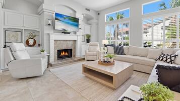 Una Smart TV, una chimenea