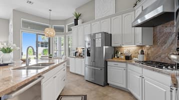 Frigorífic, microones, forn i placa de cuina