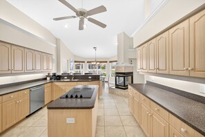 Mikrowelle, Ofen, Herdplatte, Geschirrspüler