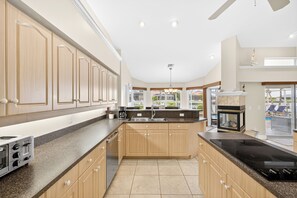 Mikrowelle, Ofen, Herdplatte, Geschirrspüler