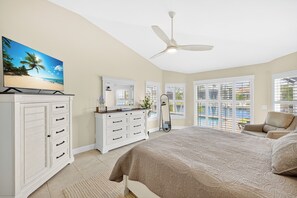 4 bedrooms, desk, iron/ironing board, free WiFi - The Cape Escape! Waterfront/heated pool/hot tub/sunsets; Burnt Store Area! (Cape Coral)