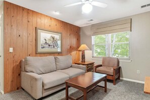 TV - Cozy Queen Suite in a Gated Community with 18-hole Golf Course (Reeds Spring)