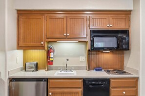 Fridge, microwave, coffee/tea maker, cookware/dishes/utensils - Cozy Queen Suite in a Gated Community with 18-hole Golf Course (Reeds Spring)