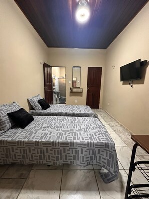 1 bedroom, iron/ironing board, internet, bed sheets - Grandma's House for up to 5 people (Belém)