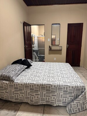 1 bedroom, iron/ironing board, Internet, bed sheets - Grandma's House for up to 5 people (Belém)