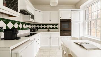 Jääkaappi, uuni, liesi, kahvin-/teenkeitin