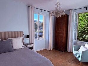 Iron/ironing board, Internet, bed sheets