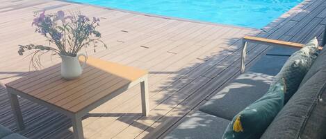 Een buitenzwembad, een verwarmd zwembad