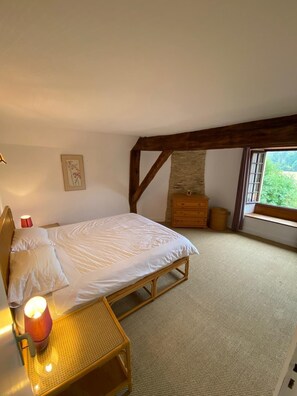 4 bedrooms, desk, iron/ironing board, free WiFi