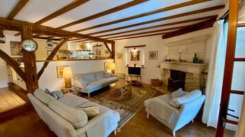 Smart-TV, peis, DVD-spiller og bøker