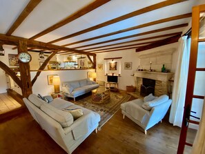 Smart-TV, Kamin, DVD-Player, Bücher