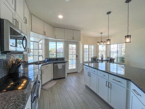 Mikrobølgeovn, ovn, kokeplater og oppvaskmaskin