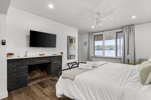 Skrivebord, strykejern/-brett, wi-fi (inkludert) og sengetøy