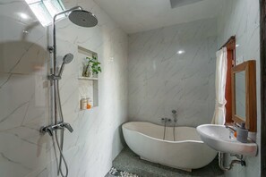 Quarto casal conforto, 1 cama King, vista para a piscina | Banheiro | Produtos de toalete grátis, secador de cabelo, toalhas de banho 