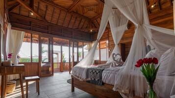 Comfort-Doppelzimmer, 1 King-Bett, Poolblick | Schreibtisch, laptopgeeigneter Arbeitsplatz, kostenloses WLAN