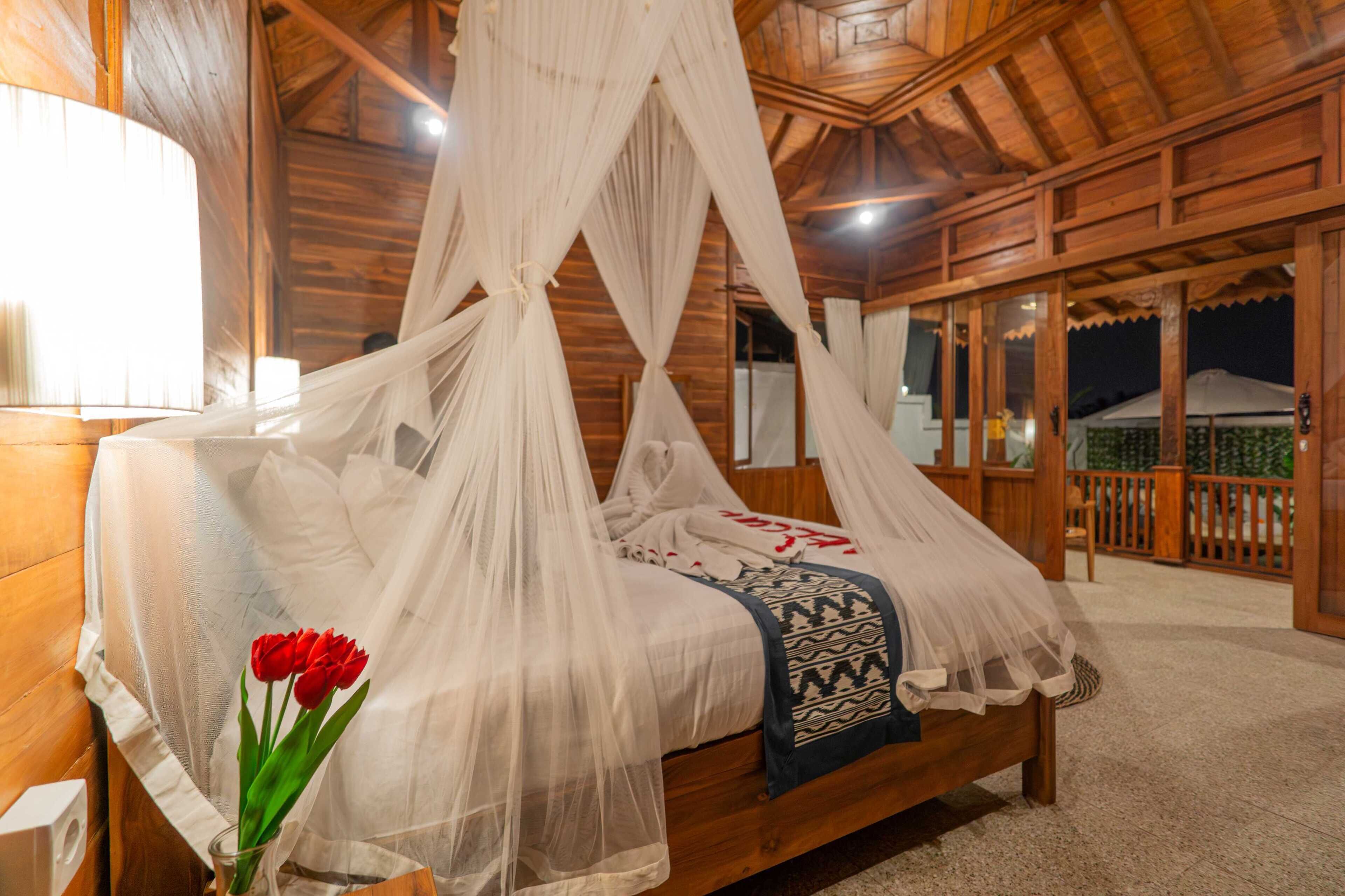 Desk, laptop workspace, free WiFi