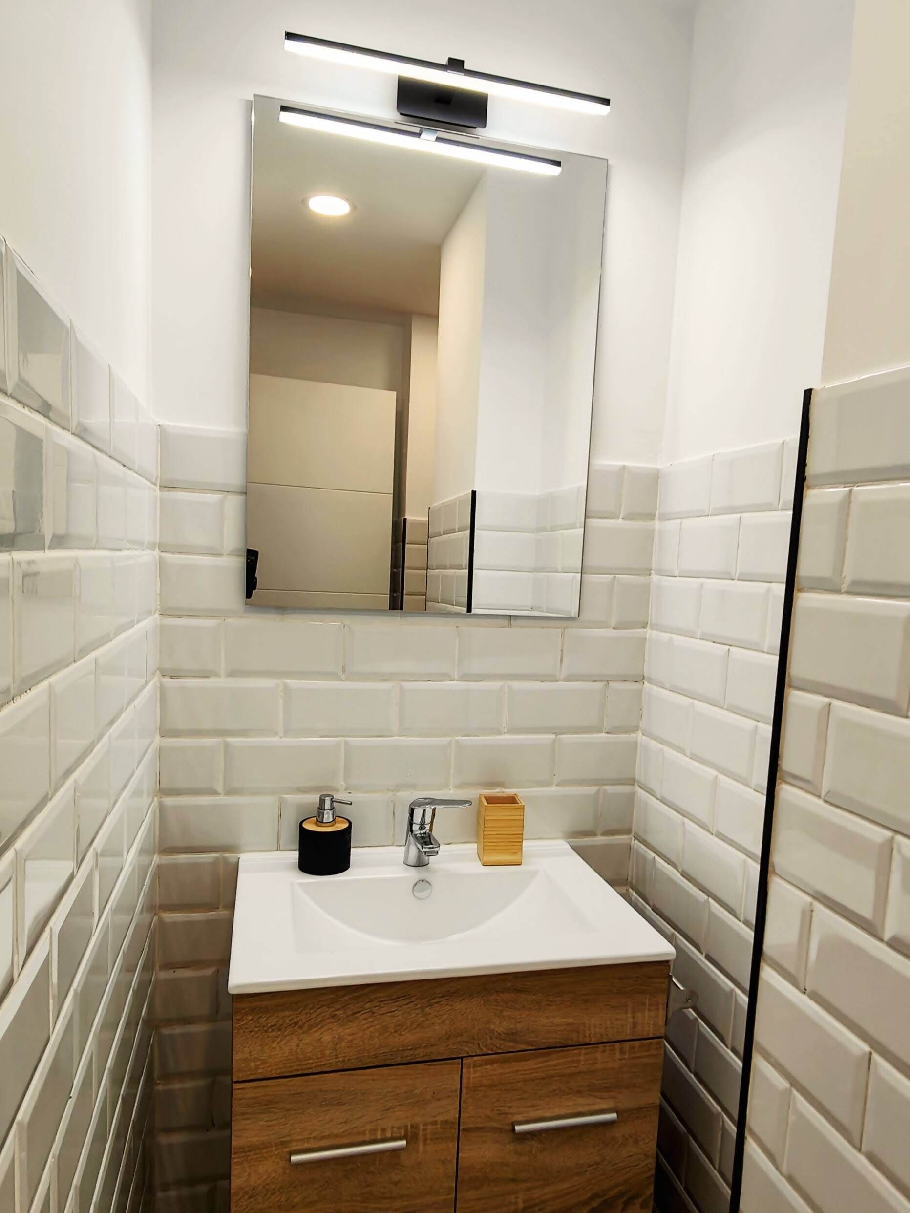 Een haardroger, handdoeken