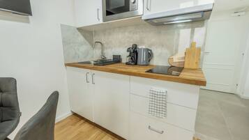 Fridge, microwave, stovetop, coffee/tea maker