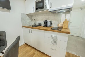 Een koelkast, een magnetron, een kookplaat