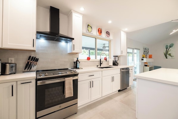 Microondas, horno, parrilla de estufa y lavavajillas