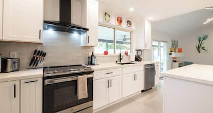 Stylish: Family Fun in the Sun! 3BR Home with Pool & Patio in Beautiful NE Mesa